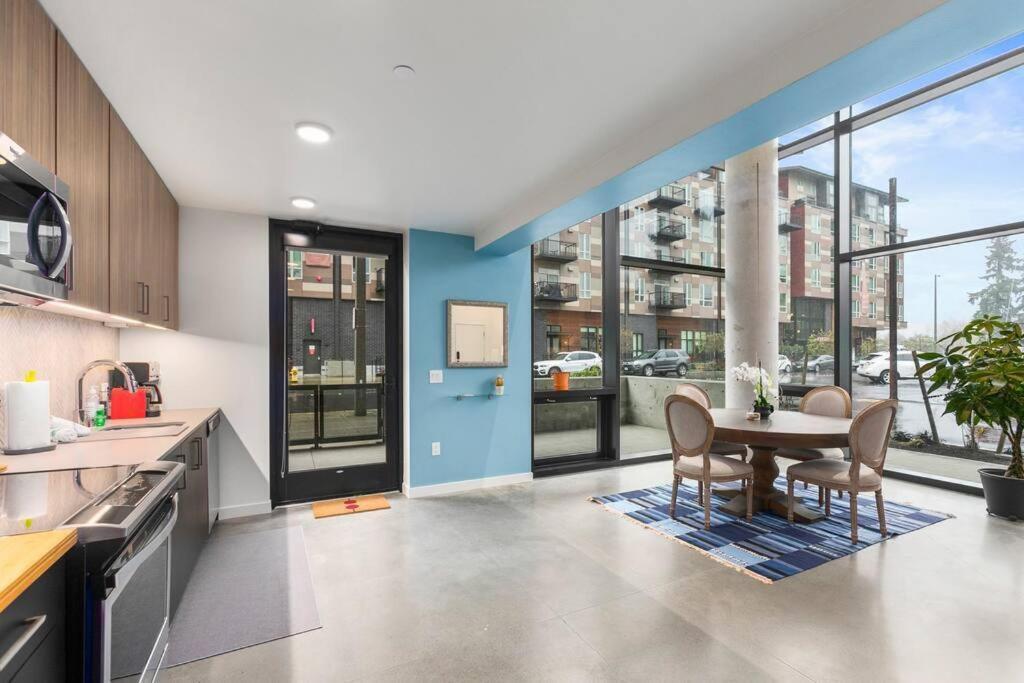 Airy And Open Corner Loft - 92 Walkscore Редмонд Экстерьер фото
