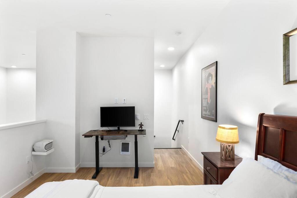Airy And Open Corner Loft - 92 Walkscore Редмонд Экстерьер фото
