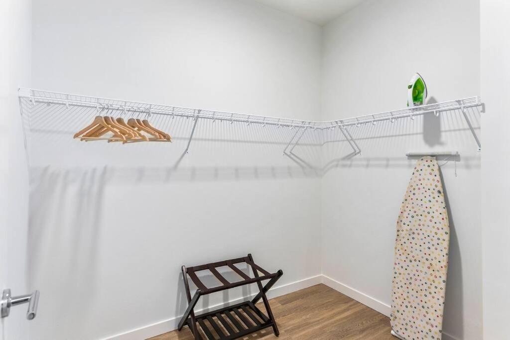 Airy And Open Corner Loft - 92 Walkscore Редмонд Экстерьер фото
