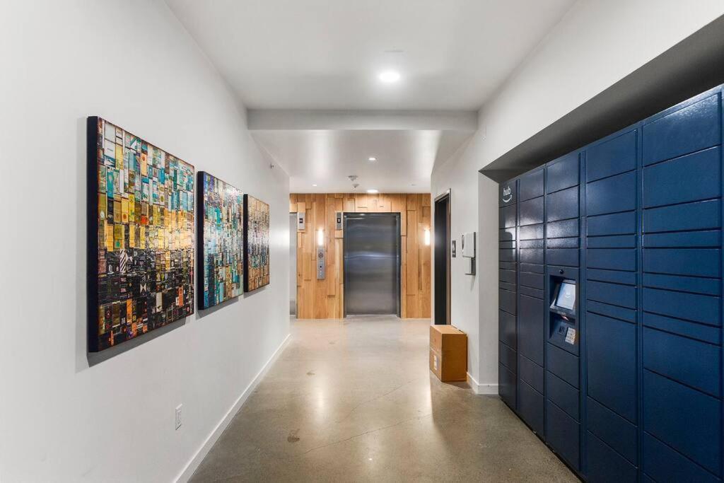 Airy And Open Corner Loft - 92 Walkscore Редмонд Экстерьер фото